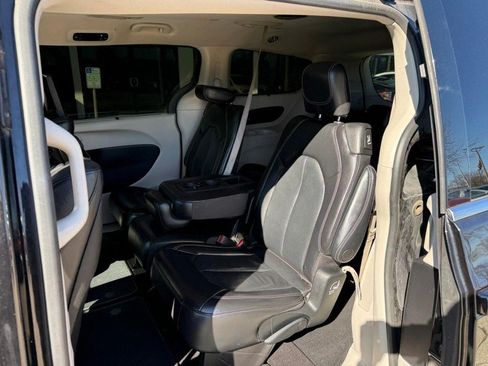 Used 2022 Chrysler Pacifica Touring-L w/ Uconnect Theater Family Group image 15