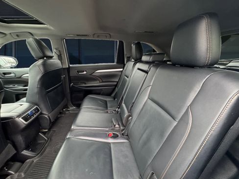 Used 2019 Toyota Highlander XLE image 16