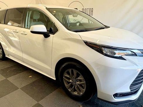 Used 2022 Toyota Sienna LE image 2