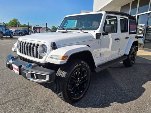 Used 2024 Jeep Wrangler Unlimited Sahara w/ Technology Group AWD/4WD image 26