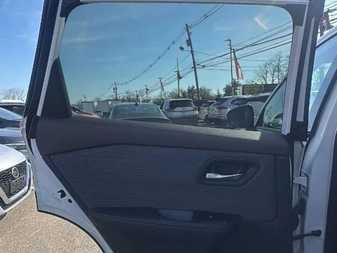 Used 2021 Nissan Rogue SV FWD image 11