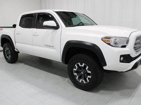 Used 2017 Toyota Tacoma TRD Off-Road w/ Tow Package (A/T) AWD/4WD image 4