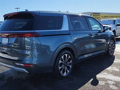 Used 2024 Kia Carnival EX image 3