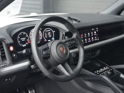 Certified 2025 Porsche Cayenne S AWD/4WD image 4