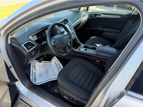 Used 2018 Ford Fusion SE w/ Fusion SE Technology Package image 2