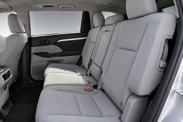 Used 2019 Toyota Highlander LE AWD/4WD image 3