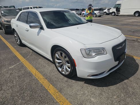 Used 2020 Chrysler 300 Touring w/ Chrome Appearance Package RWD image 4