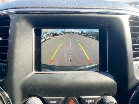 Used 2019 Jeep Grand Cherokee Laredo image 13