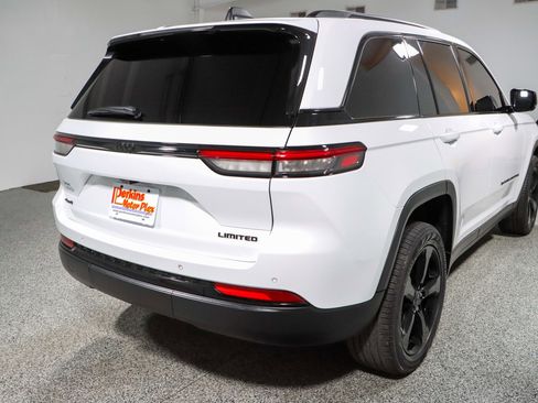 Used 2023 Jeep Grand Cherokee Limited w/ Black Appearance Package AWD/4WD image 7