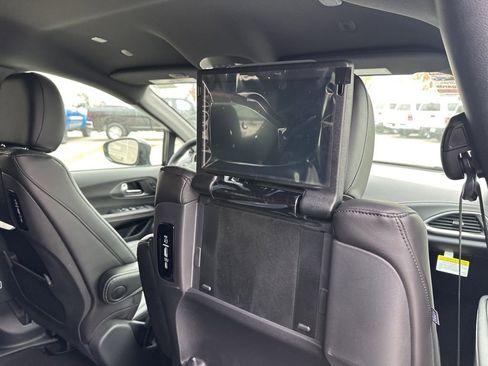 New 2026 Chrysler Pacifica Select image 4