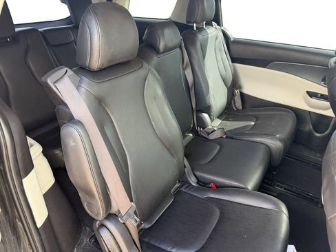 Used 2023 Kia Carnival LX FWD image 17