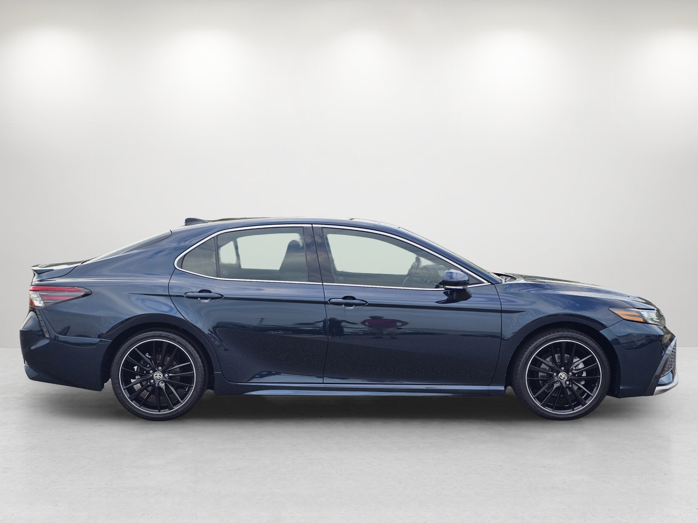 Used 2021 Toyota Camry XSE FWD image 4