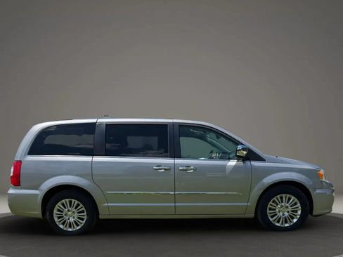 Used 2015 Chrysler Town & Country Limited FWD image 6