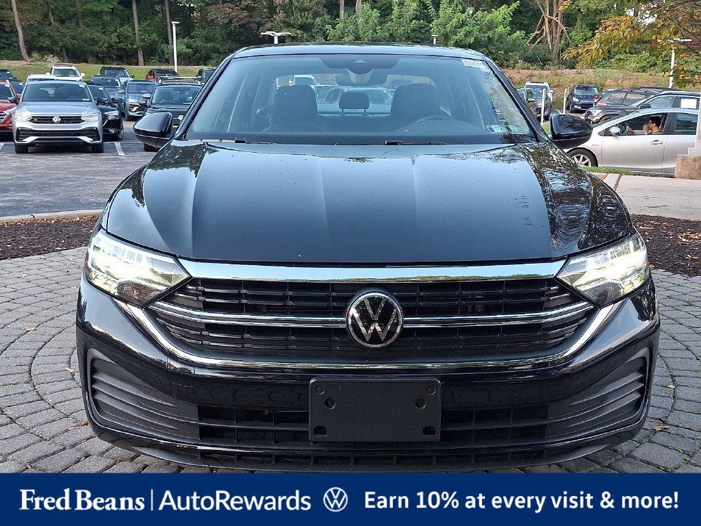 Certified 2022 Volkswagen Jetta SE w/ Panoramic Sunroof Package FWD image 2