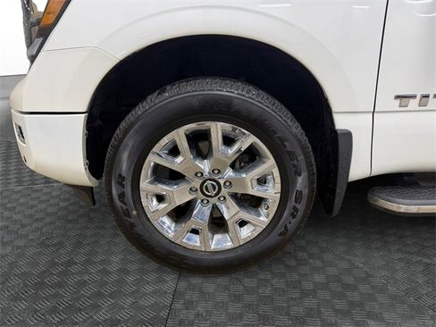Used 2020 Nissan Titan SL w/ Moonroof Package image 14