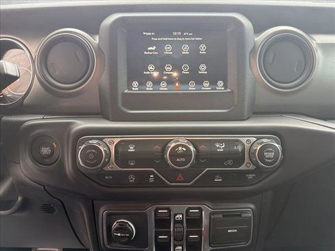 Used 2023 Jeep Gladiator Willys image 17