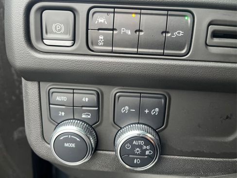 Used 2021 GMC Yukon XL SLT w/ SLT Premium Package image 18