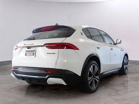 New 2025 Maserati Grecale Folgore image 8