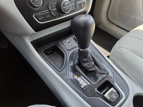 Used 2020 Jeep Cherokee Limited w/ Technology Group FWD image 35