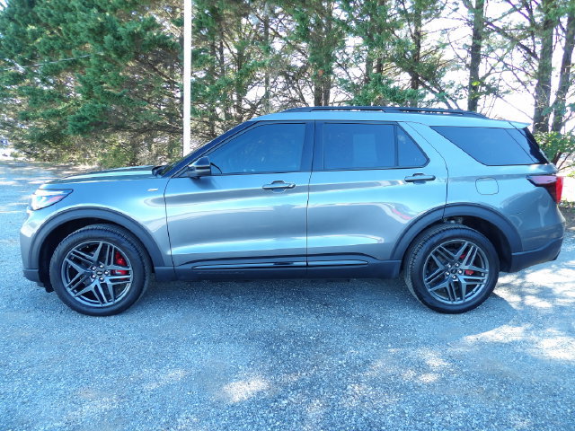 Used 2025 Ford Explorer ST-Line w/ ST-Line Street Pack AWD/4WD image 2