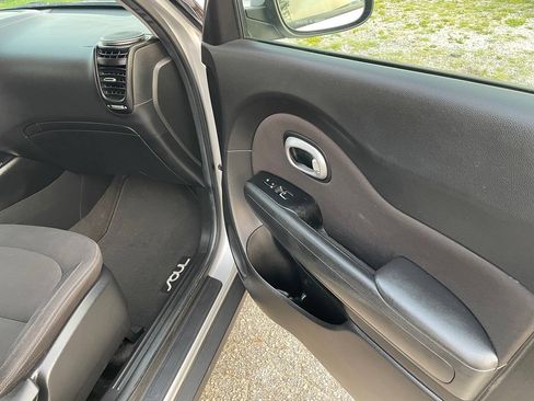Used 2018 Kia Soul w/ Convenience Package FWD image 10