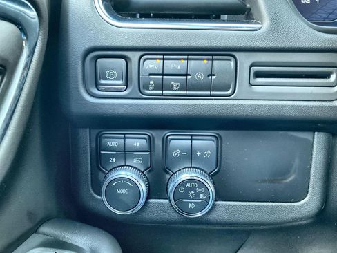 Used 2023 GMC Yukon SLT w/ SLT Luxury Package AWD/4WD image 18