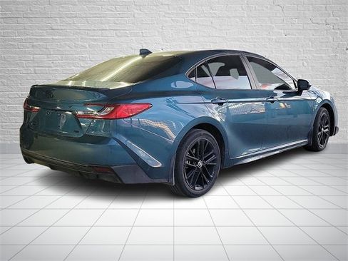 Used 2025 Toyota Camry SE image 3