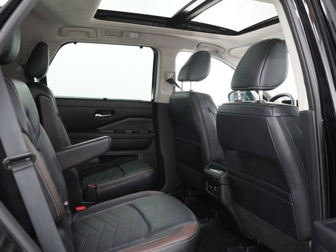 Used 2024 Nissan Pathfinder Platinum AWD/4WD image 14