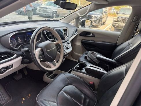 Used 2020 Chrysler Pacifica Limited image 25