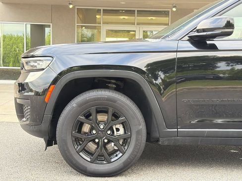 Used 2024 Jeep Grand Cherokee L Laredo AWD/4WD image 7