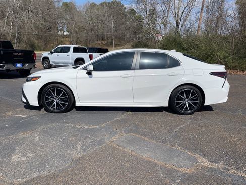 Used 2021 Toyota Camry SE image 2