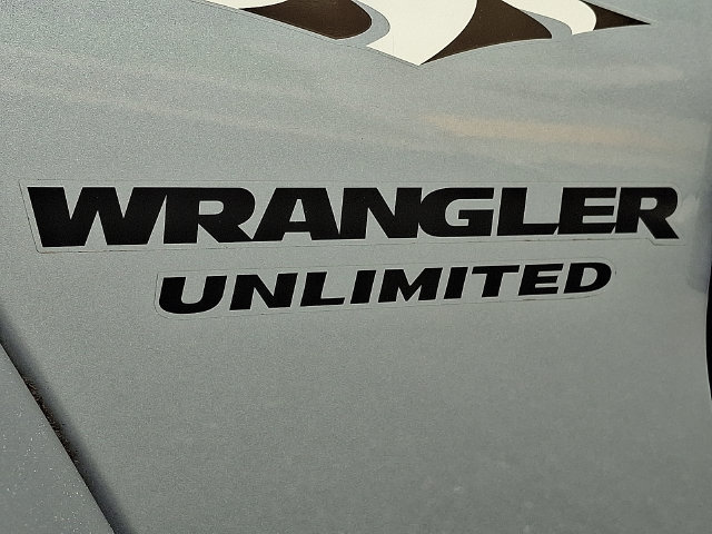 Used 2017 Jeep Wrangler Unlimited Sahara w/ Connectivity Group AWD/4WD image 29
