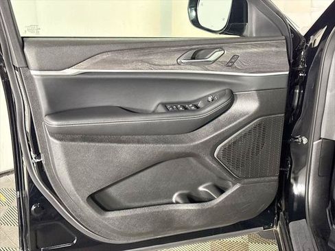 Certified 2025 Jeep Grand Cherokee Limited w/ Black Appearance Package AWD/4WD image 11