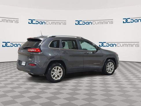 Used 2016 Jeep Cherokee Latitude w/ Cold Weather Group AWD/4WD image 8