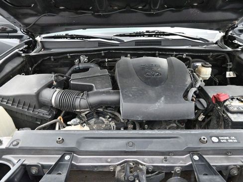 Used 2017 Toyota Tacoma SR5 w/ Tow Package AWD/4WD image 32