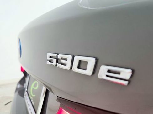 Used 2022 BMW 530e xDrive w/ Executive Package image 18