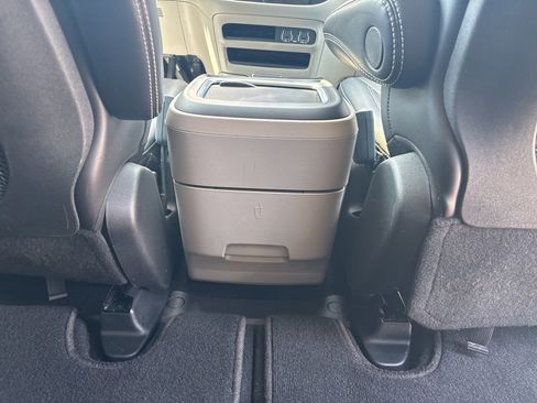 Used 2024 Chrysler Pacifica Touring-L FWD image 37