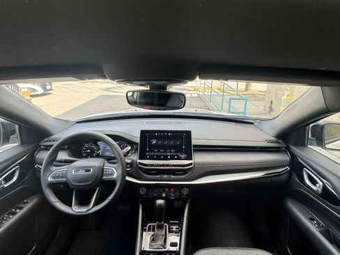 Used 2025 Jeep Compass Trailhawk image 32