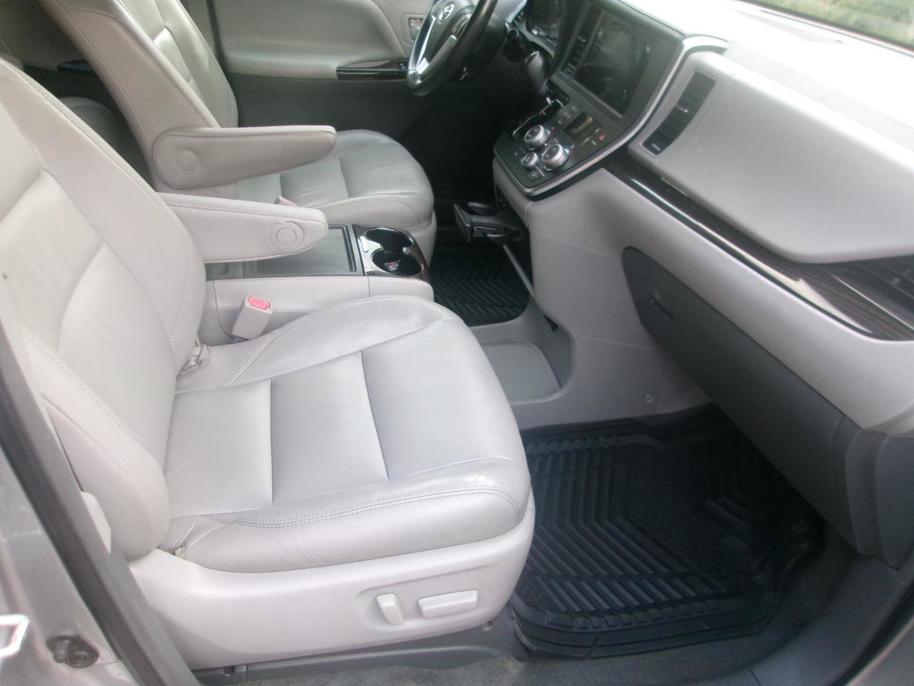 Used 2016 Toyota Sienna XLE Premium FWD image 5