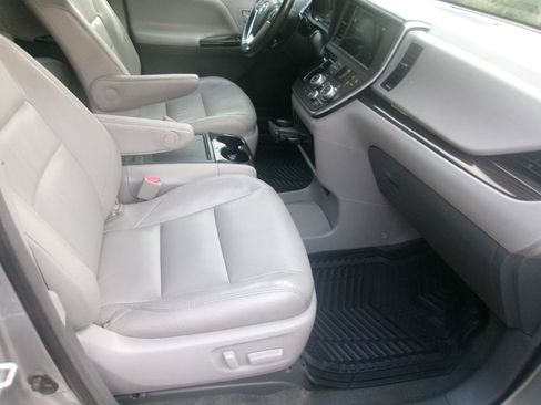 Used 2016 Toyota Sienna XLE Premium FWD image 5