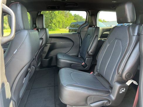 New 2027 Chrysler Pacifica Select FWD image 4