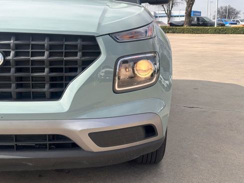 Certified 2025 Hyundai Venue SE image 7