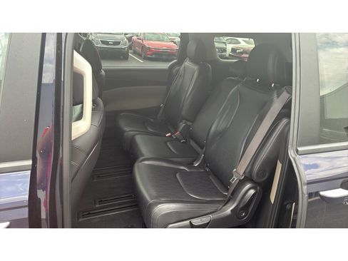 Used 2025 Kia Carnival FWD image 11
