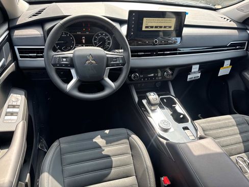 New 2025 Mitsubishi Outlander SE image 10