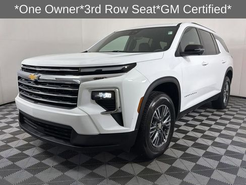 Used 2024 Chevrolet Traverse LT image 3