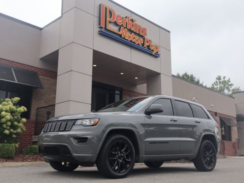 Used 2020 Jeep Grand Cherokee Altitude AWD/4WD image 31