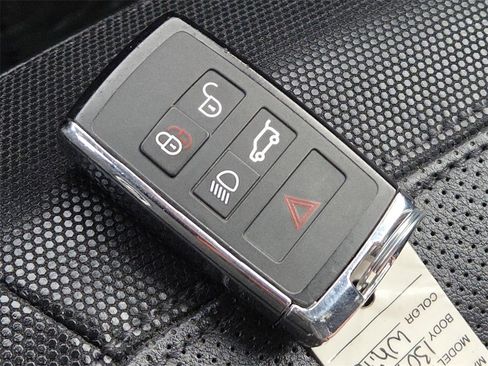 Used 2024 Land Rover Defender 130 X-Dynamic SE image 31