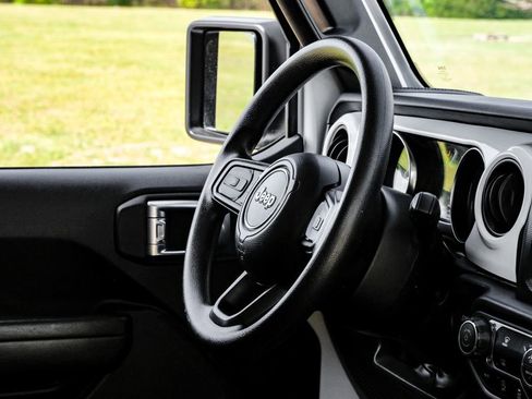 Used 2023 Jeep Gladiator Sport AWD/4WD image 17