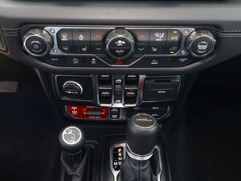 Used 2025 Jeep Gladiator Rubicon w/ Convenience Group AWD/4WD image 23