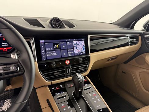 Certified 2025 Porsche Macan Base image 23